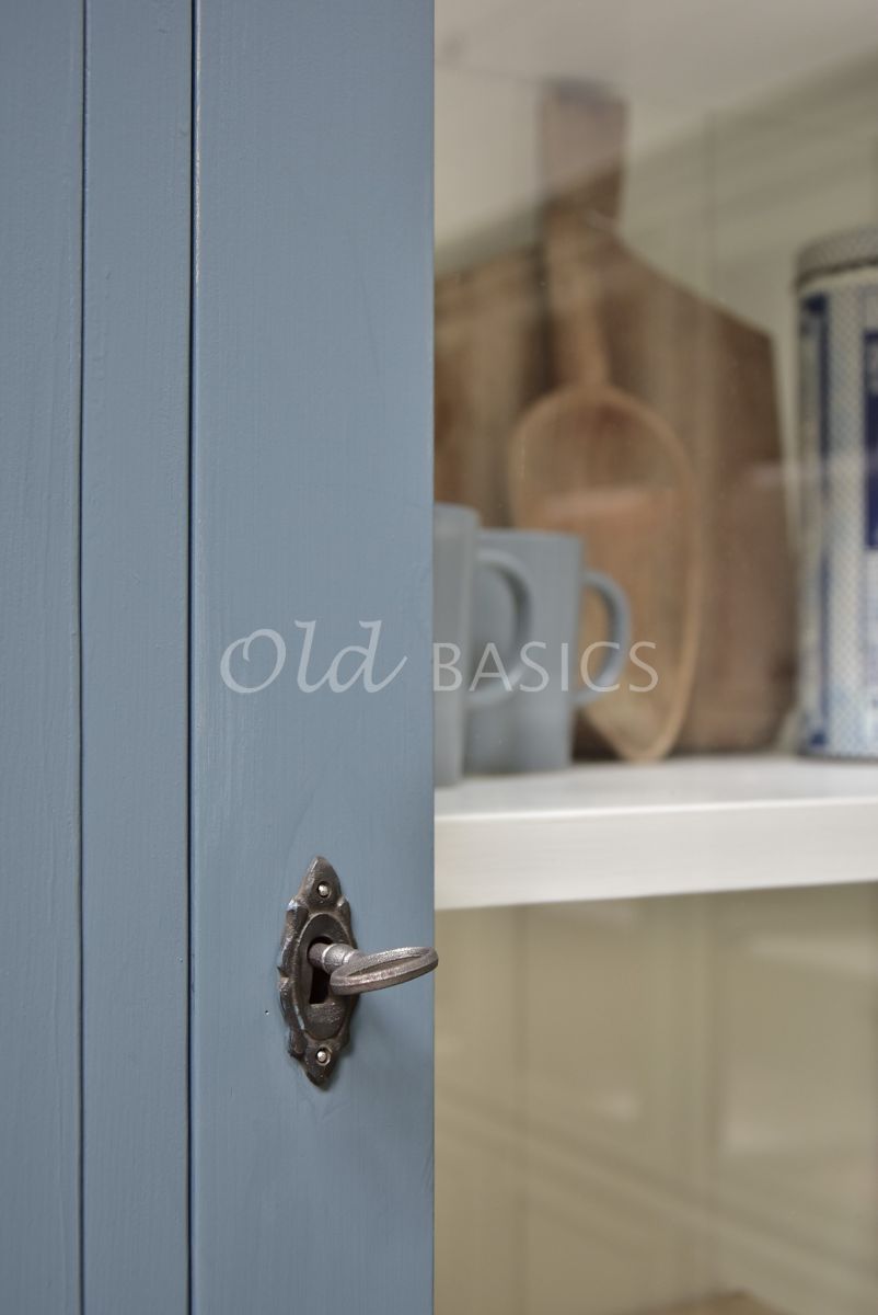 Detail van Vitrinekast Grenoble, 3 deuren, RAL7031, blauw, grijs, materiaal hout